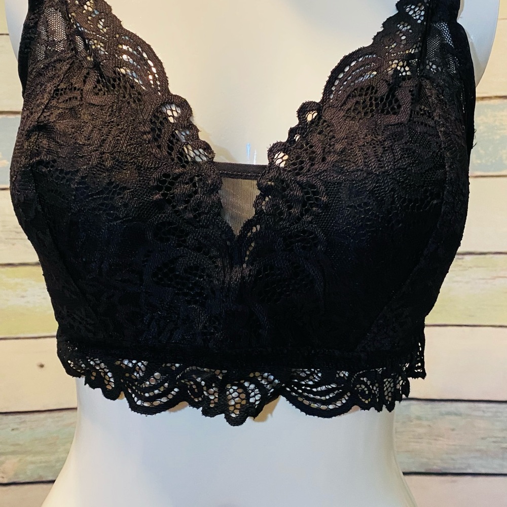 Bali Women’s Wireless Crisscross Lace Black Bra - Picture 2 of 6
